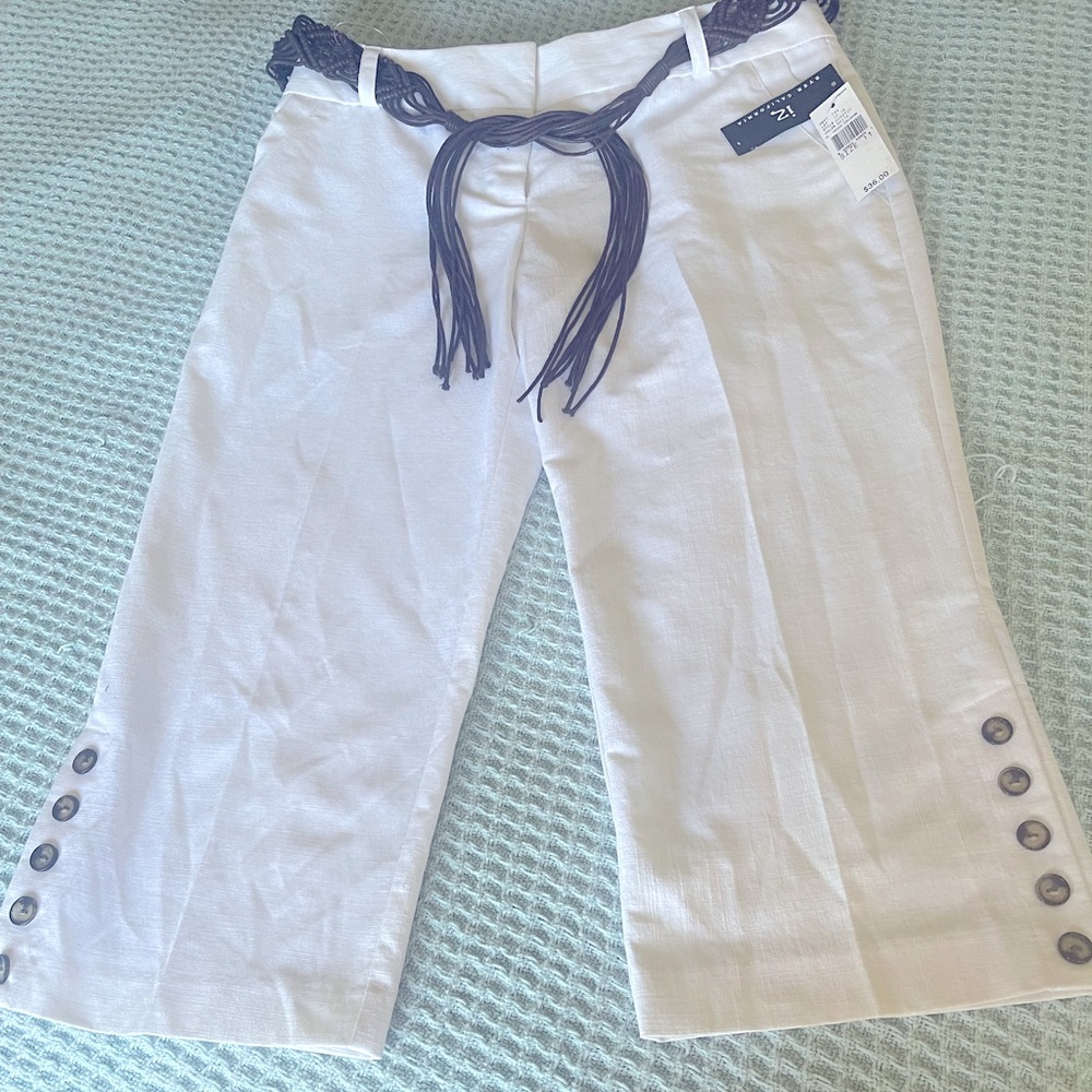NEW, White capris with brown braided belt, size 11